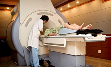 평촌자생한의원 자생치료의 특징-MRI 검사하는 환자와 의사의 모습